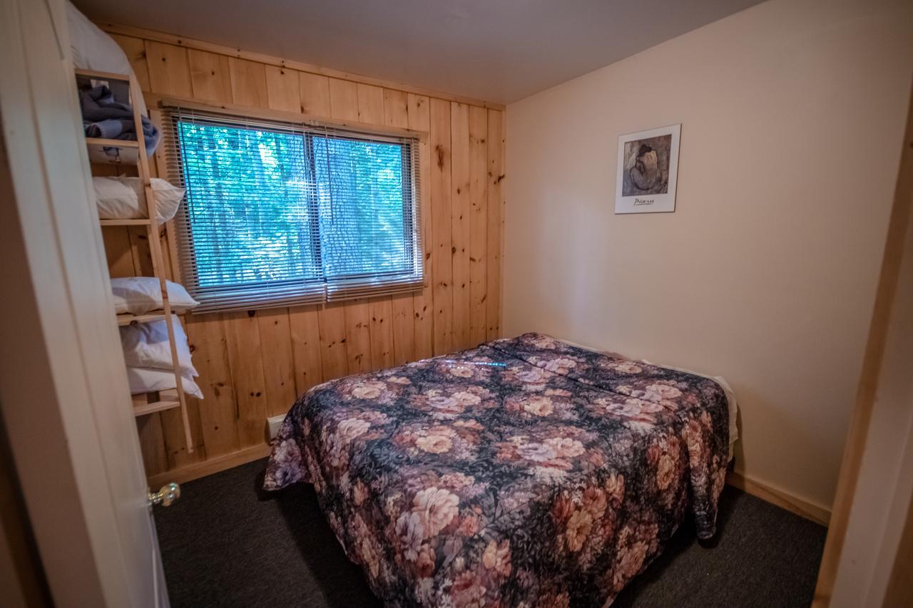 High Falls Bay Cottages, Camping & Waterpark Bracebridge Exterior photo